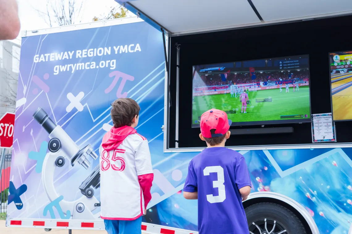 kids playing esports at mobile y